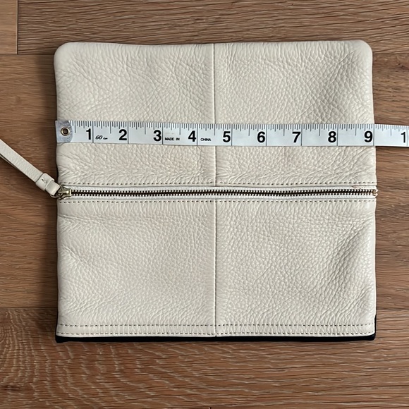 GAP Leather Two-Tone Wristlet Handbag Pouch - Navy and Cream - Picture 14 of 15